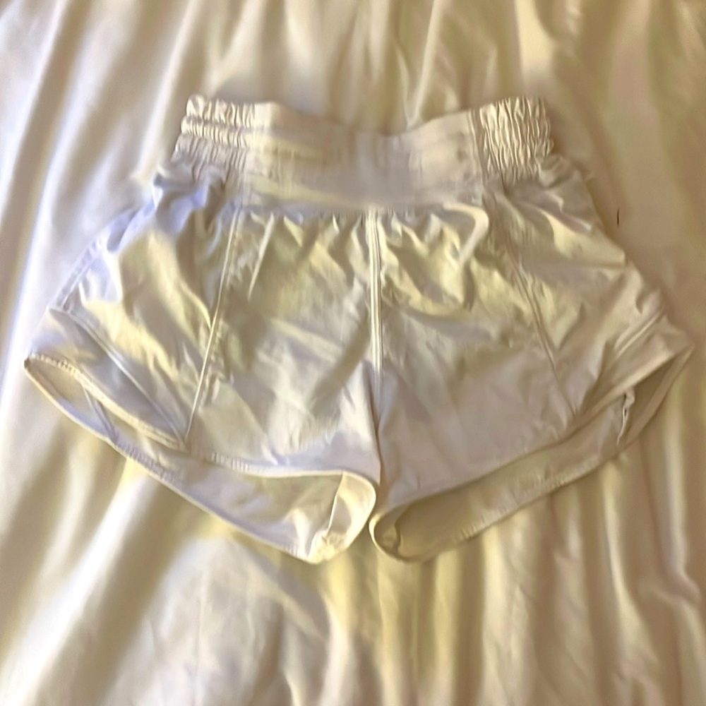 White lululemon Hotty hot shorts 2.5 low waisted size 2